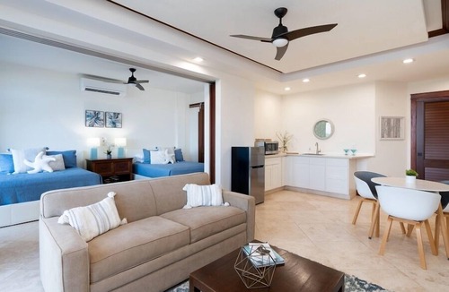 Kuliouou - Kalani Iki House | Wailupe Seaside 6BR by Gather: Beachfront w/Luxury Guest House
