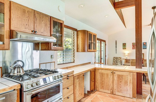 Kona Paradise House | Walk to Beach! Big Island Bungalow w/Ocean View