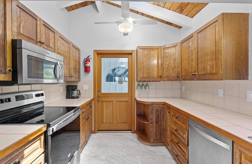 Kahaluu Bay House | Walk to Beach! HUGE 5 bedroom, 5 bath with Pool!