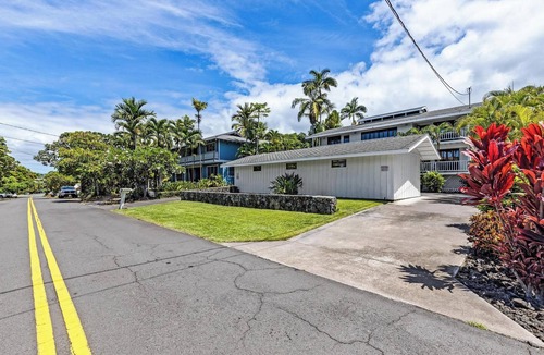 Kahaluu Bay House | Walk to Beach! HUGE 5 bedroom, 5 bath with Pool!