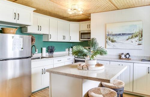 Hilo House | Walk to Dtwn Hilo! Tropical Getaway w/Pool Access