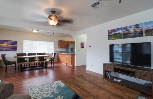 Hauula House | Walk to Ocean from house- close to BYU-H & Polynesian Cultural Cntr 3 bed 2 bath