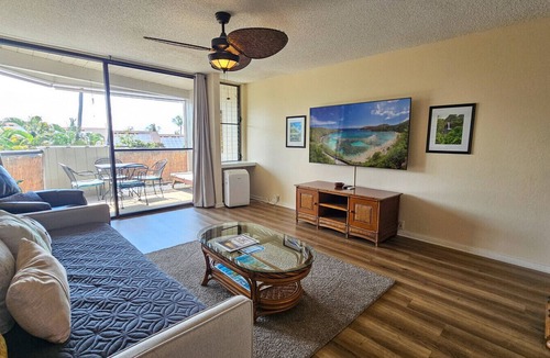 Historic Kailua Village Condo | Walk to the Beach | Downtown Kona Condo with Pool Access