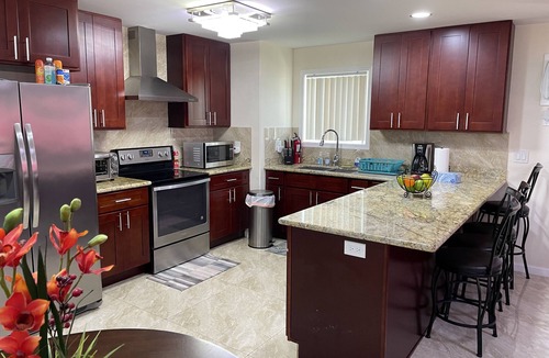 Diamond Head - Kapahulu - St. Louis House | Walking Distance for 2Br X 2Bath Near Waikiki Beach Resort Area.