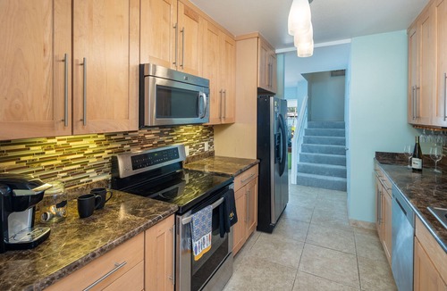 Portlock House | Waterfront Spacious Home near Beach. Prime Location w/Boat Dock. Family Friendly
