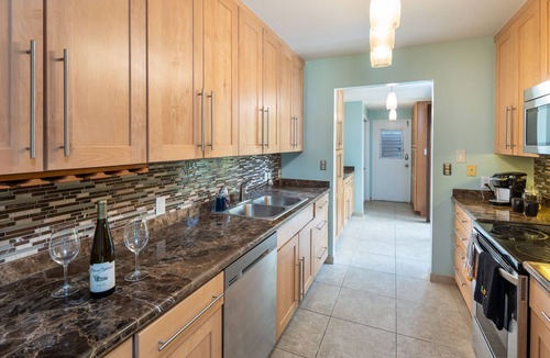 Portlock House | Waterfront Spacious Home near Beach. Prime Location w/Boat Dock. Family Friendly