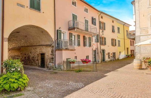 Pignone Apartment | Welcome to Pietra Futura, your ideal refuge in the heart of Pignone. Located in the picturesque town square, this newly renovated home offers an authentic experience of Liguria and its fascinating hinterland. Just 20 minutes drive from the famous Cinque
