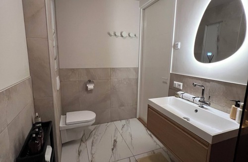 Bodegraven Apartment | Wellness-Loft: sauna, jacuzzi& cinema. Centrally located near the station
