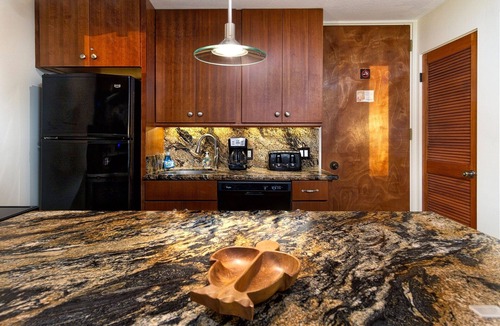 Historic Kailua Village Condo | 🌊 Wonderful Oceanfront Condo Newly Renovated! 🌅 - Hale Kona Kai 206