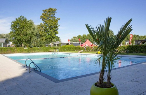 Dordtse Biesbosch House | Wonderful private villa for 4 guests with WIFI, pool, TV, terrace and parking