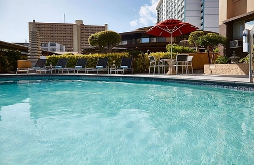 Ala Moana House | Your Home Away From Home! 3 Convenient Units, Pool, Pets Allowed