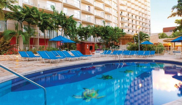 10 minute walk from beach, shopping, and dining