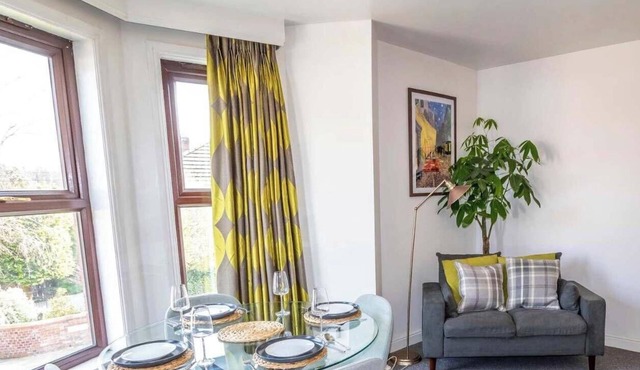 2 Bed Didsbury Flat | Sleeps 6 | Free Parking in Didsbury
