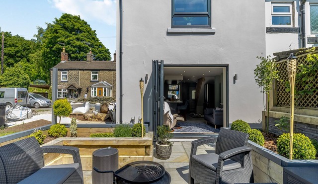 2 bedroom accommodation in Glossop in Glossop