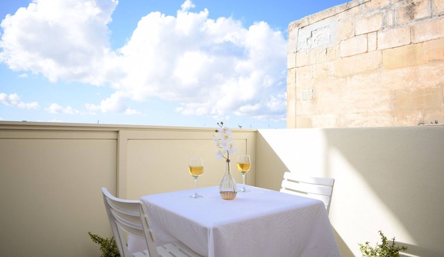 2-bedroom townhome with AC and 3 Terraces in lovely Cospicua in Cospicua