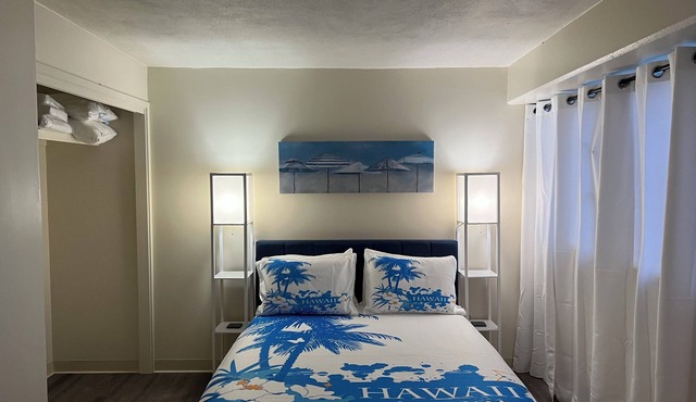 2 bedroom Waikiki Apt sleeps 6 PARKING included with stay