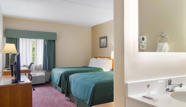 2 Pet-Friendly Rooms | Free Parking, Breakfast & Onsite Outdoor Pool Access in Smithfield
