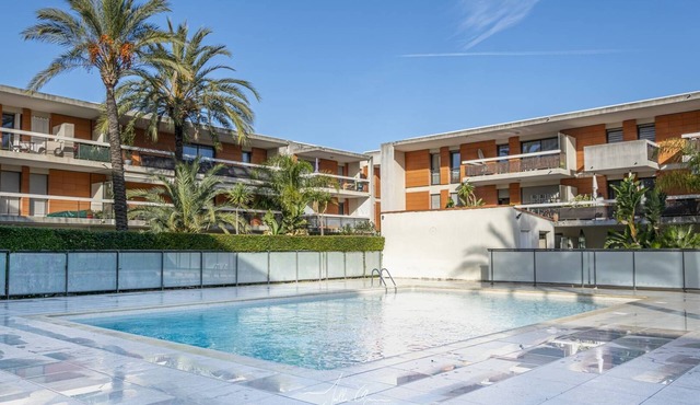 2 rooms Sea 100m 2 swimming pools box aircon close to all shops on foot
