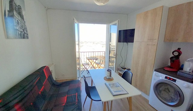 28-square-meter apartment with a balcony near the SNCF train station, free coffee, tea, and Wi-Fi—Netflix in Orléans