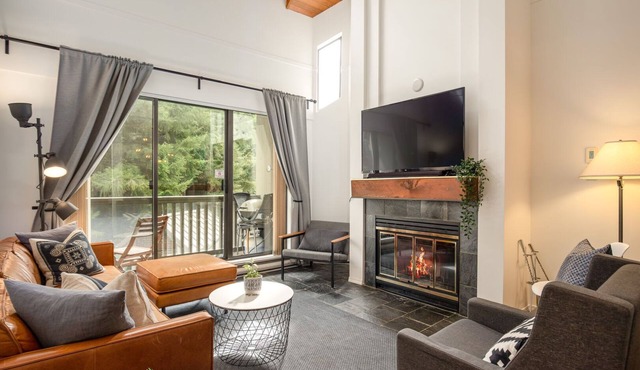 2BR + Den | Gables | Dog Friendly | Near Both Mountains | Wood Burning Fireplace | Free Parking