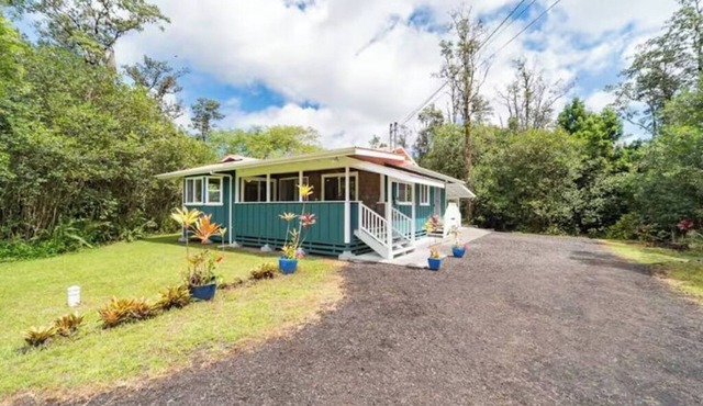 3.6-Acre Hawaiian Forest Retreat, King Suites, Hot Tub, AC