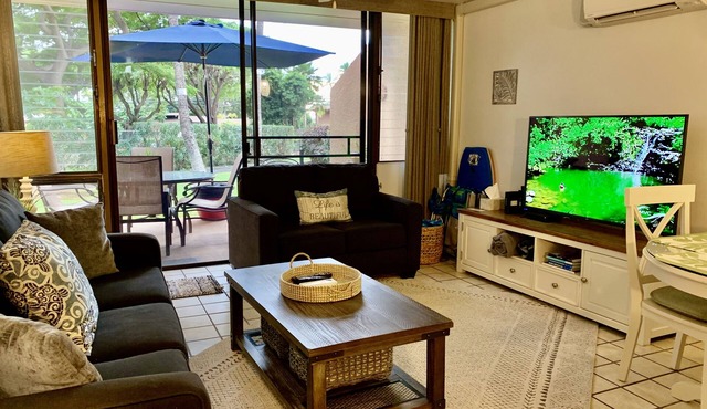 3 minute walk to the beach! Close to restaurants/shops. Updated, clean with A/C