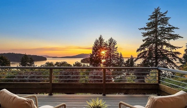 3BR Chuckanut Drive home with sunset bay views, direct trail access, and hot tub in Bellingham
