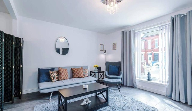 3BR Salford Home | Sleeps 7 | Driveway | Workspace in Greater Manchester
