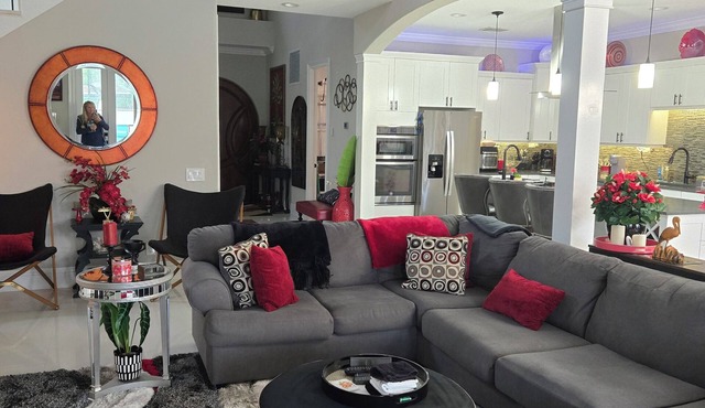 4BR/5BTH Heated Pool/Spa Home 1 Mile to Beach! 5 min to Downtown Naples in Naples