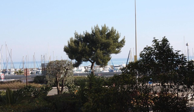 50 m from the sea, calm and bright flat with large terrace, secured garage in Saint-Laurent-Du-Var