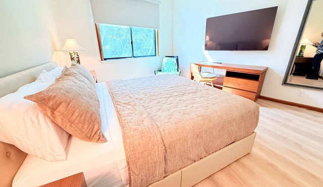 8 Person Suite- 2BR/2.5Bath-Very Spacious near Waikiki Beach