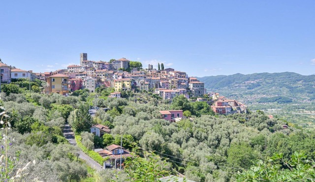 A comfortable 50 sqm apartment, perfect for two people, located on the ground floor of a period building.The property is located in Vezzano Ligure, a historic and scenic village in the province of La Spezia, ideal for those seeking a quiet yet convenient in Vezzano Ligure