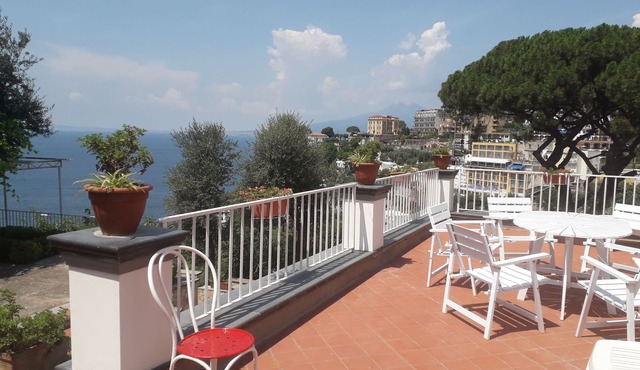 A historical home on the way to Sorrento. Stunning views, patioes and gardens. in Vico Equense