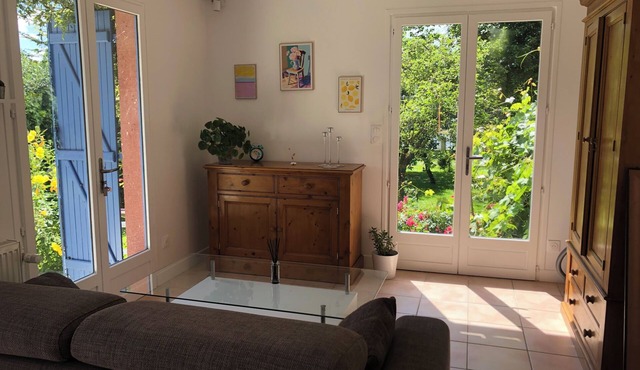 A self-contained studio in a green setting in Chatou
