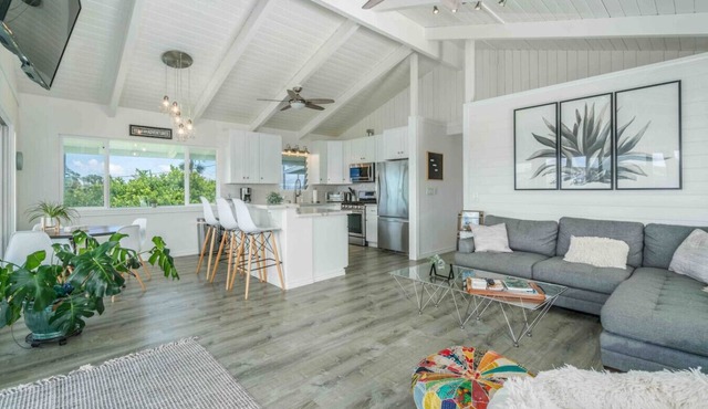 Akaka Falls 6BR Ocean‑View Retreat with Hot Tub
