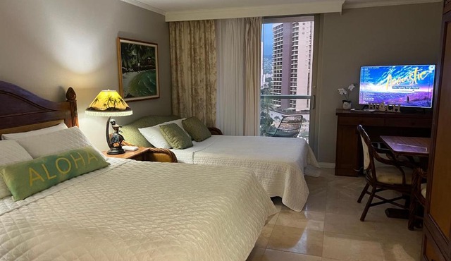 Aloha Gem Studio - Sleek Kitchen, Luxe Amenities & Fast Wi-Fi