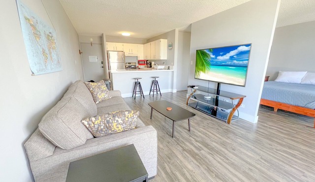Aloha Living at Waikiki Lanais | Pool + Gym