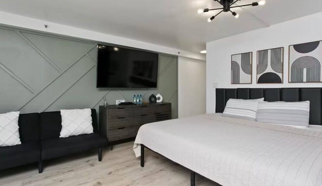Aloha Suite Near the Sea IV, 3 Block Walk to Beach