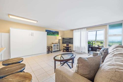 Amazing Beachfront Condo by Pool