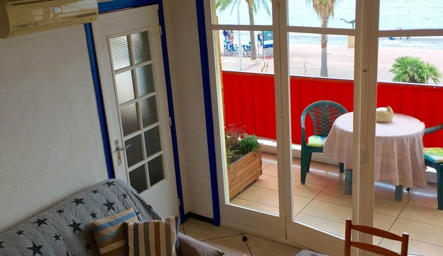 Apartment 30 m2 in Cagnes between Cannes and Nice 30 meters from the beach, sea view in Cagnes-Sur-Mer