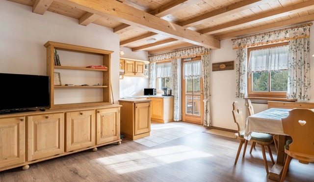 Apartment 'Kranebitterhof Edelweiss' with Mountain View, Shared Garden and Wi-Fi in Valdaora