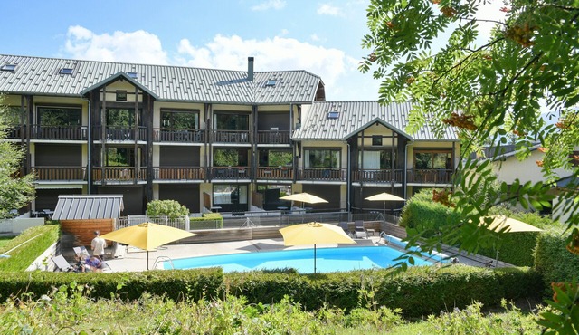 Apartment 'L’ourson' with Mountain View, Shared Pool and Wi-Fi in Les Déserts