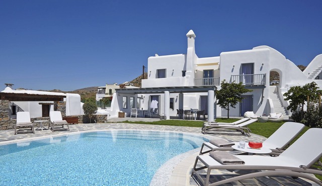 Aqua Breeze North Villa on the beach in Naxos