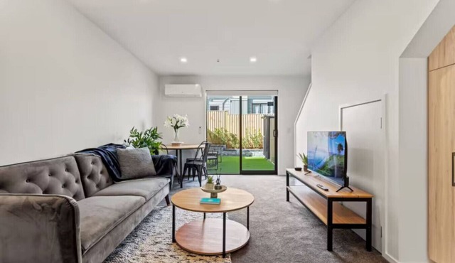 Auckland Peninsula Stunner in Auckland