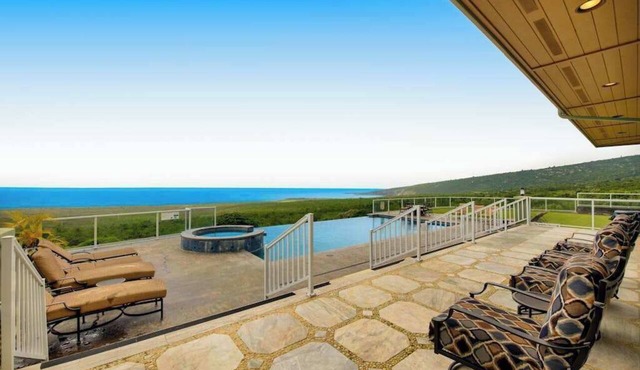 August Special! Gather Everyone at a Captain Cook Infinity Pool