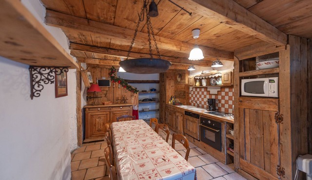 Authentic home, combining the warmth of wood and mountain stone. in Les Belleville