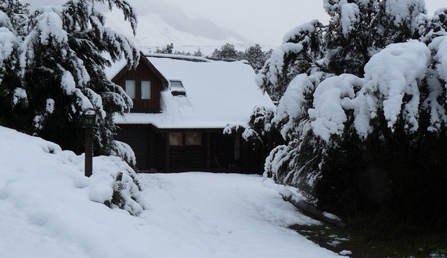 Authentic log chalet serene and secluded with outdoor spa in Lyford
