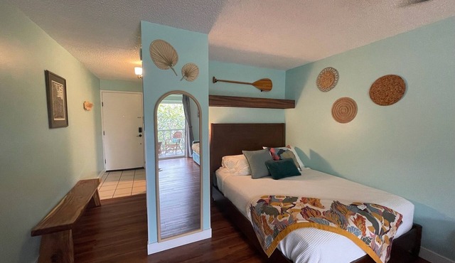 Beach Bungalow Condo in Kona - New Remodel with 3 Beds & Sleeps 4 + Pool