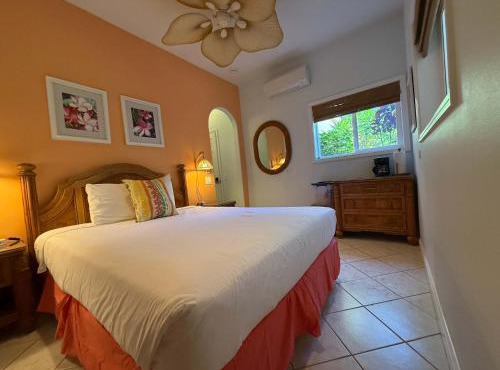 Beachfront B&B w Free Breakfast, AC & Sunset View