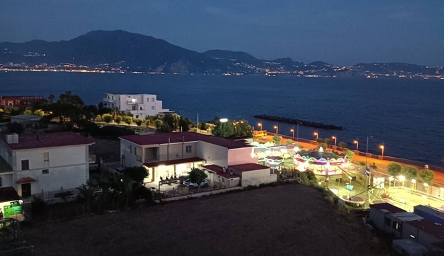 Beachfront - Capri Studio apartment x 2 people on the waterfront with Capri view in Torre del Greco